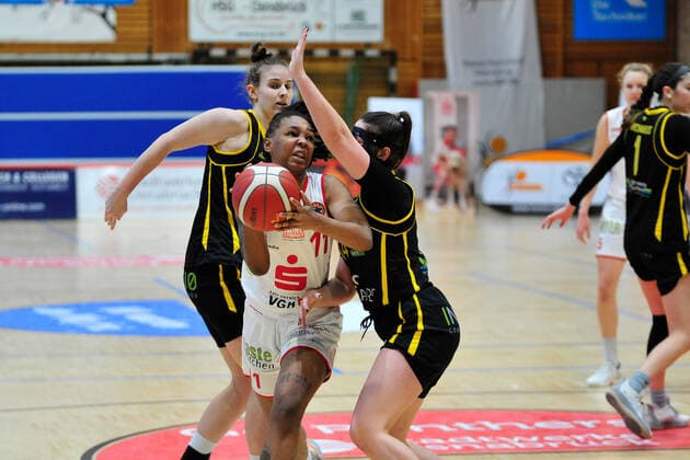 Basketball - DBBL - 17. Spieltag GiroLive Panthers Osnabrück - inexio Royals Saarlouis am 14.02.2021 in der OSC Halle in Osnabrück Allazia Blockton (Osnabrück) im Zweikampf mit Linn Schüler Schueler (Saarlouis)