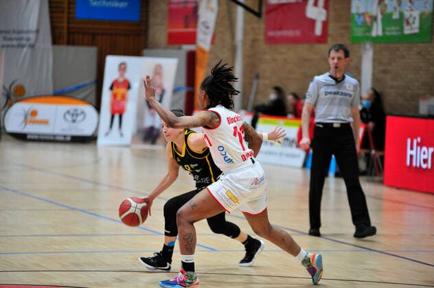 Basketball - DBBL - 17. Spieltag GiroLive Panthers Osnabrück - inexio Royals Saarlouis am 14.02.2021 in der OSC Halle in Osnabrück Allazia Blockton (Osnabrück) im Zweikampf mit Andrea Andelova (Saarlouis)