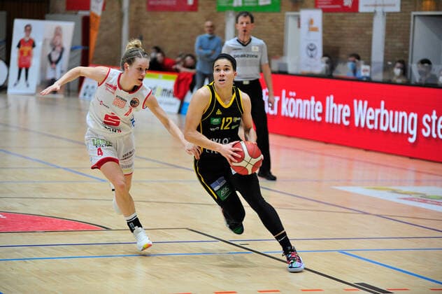 Basketball - DBBL - 17. Spieltag GiroLive Panthers Osnabrück - inexio Royals Saarlouis am 14.02.2021 in der OSC Halle in Osnabrück Melli Knopp (C)(Osnabrück) im Zweikampf mit Brittany Brown (Saarlouis)