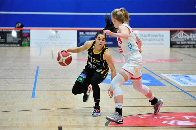 Basketball - DBBL - 17. Spieltag GiroLive Panthers Osnabrück - inexio Royals Saarlouis am 14.02.2021 in der OSC Halle in Osnabrück Emma Eichmeyer (Osnabrück) im Zweikampf mit Brittany Brown (Saarlouis)