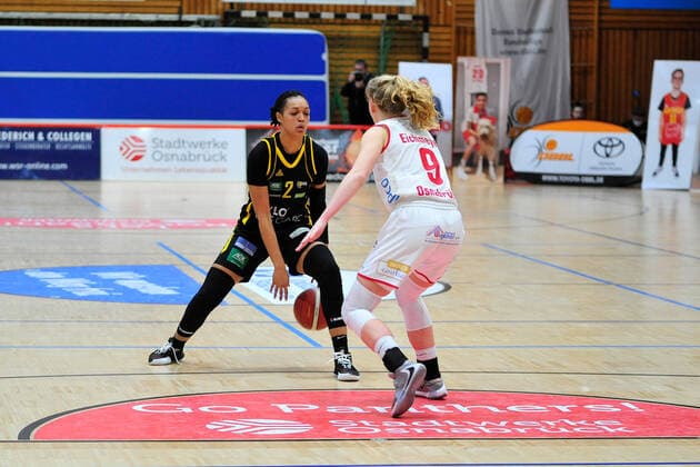 Basketball - DBBL - 17. Spieltag GiroLive Panthers Osnabrück - inexio Royals Saarlouis am 14.02.2021 in der OSC Halle in Osnabrück Emma Eichmeyer (Osnabrück) im Zweikampf mit Chelsea Waters (Saarlouis)