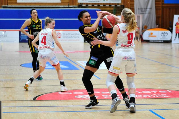 Basketball - DBBL - 17. Spieltag GiroLive Panthers Osnabrück - inexio Royals Saarlouis am 14.02.2021 in der OSC Halle in Osnabrück Emma Eichmeyer (Osnabrück) im Zweikampf mit Chelsea Waters (Saarlouis)