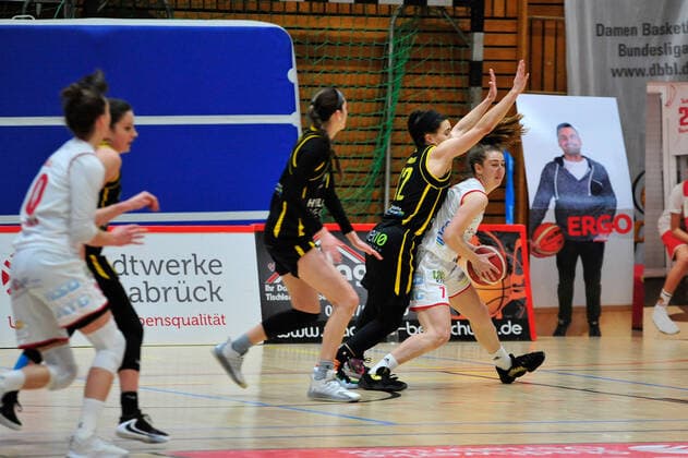 Basketball - DBBL - 17. Spieltag GiroLive Panthers Osnabrück - inexio Royals Saarlouis am 14.02.2021 in der OSC Halle in Osnabrück Vicky Poros (Osnabrück) im Zweikampf mit Brittany Brown (Saarlouis)