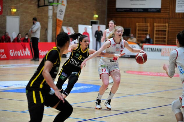Basketball - DBBL - 17. Spieltag GiroLive Panthers Osnabrück - inexio Royals Saarlouis am 14.02.2021 in der OSC Halle in Osnabrück Frieda Bühner Buehner (Osnabrück) im Zweikampf mit Andrea Andelova (Saarlouis)
