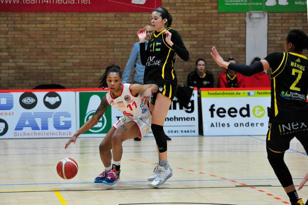 Basketball - DBBL - 17. Spieltag GiroLive Panthers Osnabrück - inexio Royals Saarlouis am 14.02.2021 in der OSC Halle in Osnabrück Allazia Blockton (Osnabrück) im Zweikampf mit Addison Richards (Saarlouis)