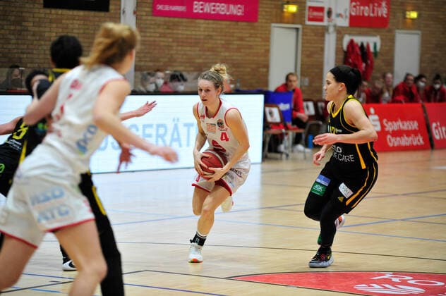 Basketball - DBBL - 17. Spieltag GiroLive Panthers Osnabrück - inexio Royals Saarlouis am 14.02.2021 in der OSC Halle in Osnabrück Melli Knopp (C)(Osnabrück) im Zweikampf mit Brittany Brown (Saarlouis)