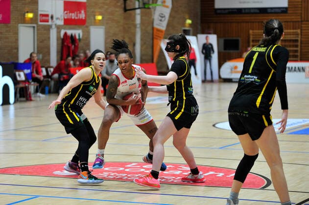 Basketball - DBBL - 17. Spieltag GiroLive Panthers Osnabrück - inexio Royals Saarlouis am 14.02.2021 in der OSC Halle in Osnabrück Allazia Blockton (Osnabrück) im Zweikampf mit Brittany Brown (Saarlouis)