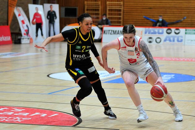 Basketball - DBBL - 17. Spieltag GiroLive Panthers Osnabrück - inexio Royals Saarlouis am 14.02.2021 in der OSC Halle in Osnabrück Samantha Führing Fuehring (Osnabrück) im Zweikampf mit Chelsea Waters (Saarlouis)
