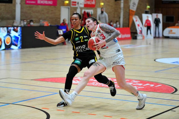 Basketball - DBBL - 17. Spieltag GiroLive Panthers Osnabrück - inexio Royals Saarlouis am 14.02.2021 in der OSC Halle in Osnabrück Samantha Führing Fuehring (Osnabrück) im Zweikampf mit Chelsea Waters (Saarlouis)