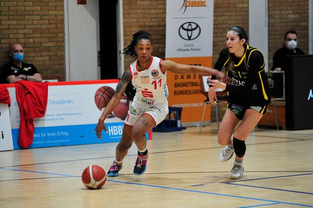 Basketball - DBBL - 17. Spieltag GiroLive Panthers Osnabrück - inexio Royals Saarlouis am 14.02.2021 in der OSC Halle in Osnabrück Allazia Blockton (Osnabrück) im Zweikampf mit Addison Richards (Saarlouis)