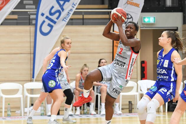 Halle, Deutschland 14. Februar 2021: 1.BBL - Damen - 2020 2021 - Gisa Lions SV Halle vs. TSV Wasserburg v.li. Kelly Moten (Wasserburg) und Laura Schinkel (Halle) Erdgas Sportarena Sachsen Anhalt Copyright: xFotostandx xxBallaschx