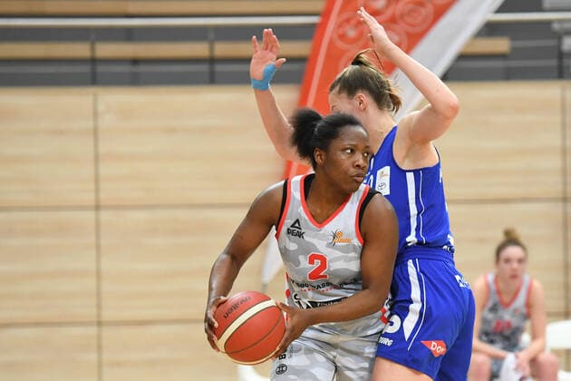 Halle, Deutschland 14. Februar 2021: 1.BBL - Damen - 2020 2021 - Gisa Lions SV Halle vs. TSV Wasserburg v. li. im Zweikampf Kelly Moten (Wasserburg) und Meret Kleine-Beek (Halle) Erdgas Sportarena Sachsen Anhalt Copyright: xFotostandx xxBallaschx