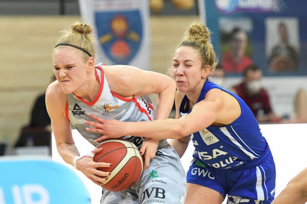 Halle, Deutschland 14. Februar 2021: 1.BBL - Damen - 2020 2021 - Gisa Lions SV Halle vs. TSV Wasserburg v. li. im Zweikampf Laura Hebecker (Wasserburg) und Darien Huff (Halle) Erdgas Sportarena Sachsen Anhalt Copyright: xFotostandx xxBallaschx
