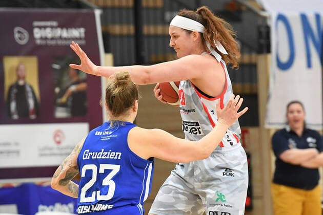 Halle, Deutschland 14. Februar 2021: 1.BBL - Damen - 2020 2021 - Gisa Lions SV Halle vs. TSV Wasserburg v. li. im Zweikampf Klaudia Grudzien (Halle) und Anne Zipser (Wasserburg) Erdgas Sportarena Sachsen Anhalt Copyright: xFotostandx xxBallaschx