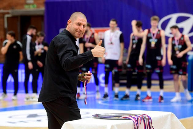 Finalovy turnaj Ceskeho poharu basketbalistu, finale: Nymburk - Kolin, 14. unora 2021 v Nymburce. Trener Nymburka Oren Amiel se zlatou medailli. CTKPhotoP202102140827001  TAD 015