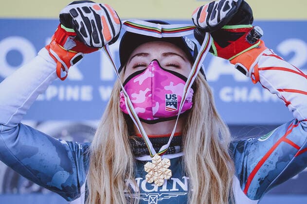 Bilder des Jahres 2021, Sport 02 Februar Sport Themen der Woche KW07 Sport Bilder des Tages ITA, FIS Weltmeisterschaften Ski Alpin, Cortina 2021 15.02.2021, Cortina, ITA, FIS Weltmeisterschaften Ski Alpin, Alpine Kombination, Damen, Siegerehrung, im Bild Goldmedaillen Gewinnerin und Weltmeisterin Mikaela Shiffrin (USA) Gold Medalist and World Champion Mikaela Shiffrin of the USA during the winner ceremony for the women s alpine combined of FIS Alpine Ski World Championships 2021 in Cortina, Italy on 2021 02 15. Cortina Italien *** ITA, FIS Alpine World Championships, Cortina 2021 15 02 2021, Cortina, ITA, FIS Alpine World Championships, Alpine combined, Women, Award Ceremony, in the picture Gold Medalist and World Champion Mikaela Shiffrin USA Gold Medalist and World Champion Mikaela Shiffrin of the USA during the winner ceremony for the women s alpine combined of FIS Alpine Ski World Championships 2021 in Cortina, Italy on 2021 02 15 Cortina Italy 