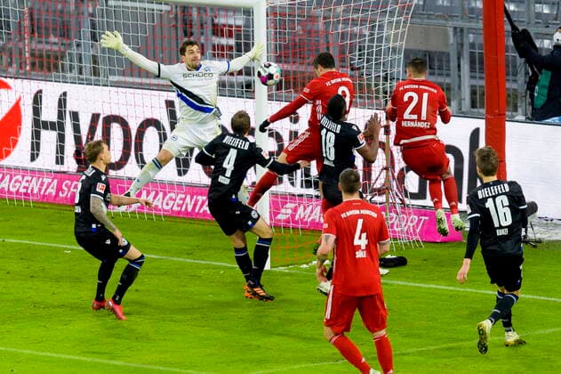 Sport Bilder des Tages GER, DFB, FC Bayern Muenchen vs. Arminia Bielefeld 15.02.2021, Allianz Arena, Muenchen, GER, DFB, FC Bayern Muenchen vs. Arminia Bielefeld, DFL regulations prohibit any use of photographs as image sequences and or quasi-video, im Bild Robert Lewandowski (FCB 9) kommt nicht an Stefan Ortega Moreno (Arminia Bielefeld 1) vorbei Fabian Klos (Arminia Bielefeld 9) rettet dann auf der linie Foto nordphoto GmbH Straubmeier Pool