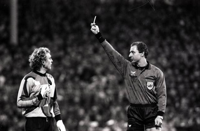 06.11.93 SC Freiburg - VfB Stuttgart Deutschland, Freiburg, 06.11.1993, Fussball, Bundesliga, Saison 1993 1994, SC Freiburg - VfB Stuttgart (2:1): v.l. Jörg Schmadtke (SC Freiburg), Adrian Hellmut Krug (Schiedsrichter). *** 06 11 93 SC Freiburg VfB Stuttgart Germany, Freiburg, 06 11 1993, Football, Bundesliga, Season 1993 1994, SC Freiburg VfB Stuttgart 2 1 v l Jörg Schmadtke SC Freiburg , Adrian Hellmut Krug referee