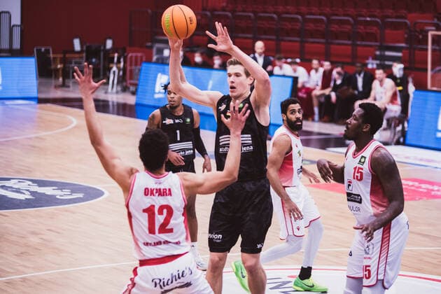 ProA: 10. Spieltag - Artland Dragons vs. Science City Jena, 16.02.2021 Leon Iduma Okpara (Artland Dragons, 12), Robin Carl Lodders (Science City Jena, 11); ProA: 10. Spieltag - Artland Dragons vs. Science City Jena am 16.02.2021 in Quakenbrueck (Artland Arena), Germany, Copyright: xBEAUTIFULxSPORTS Neddermannx