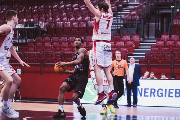 ProA: 10. Spieltag - Artland Dragons vs. Science City Jena, 16.02.2021 Frederick Zamal Nixon (Science City Jena, 5), Adrian Breitlauch (Artland Dragons, 7); ProA: 10. Spieltag - Artland Dragons vs. Science City Jena am 16.02.2021 in Quakenbrueck (Artland Arena), Germany, Copyright: xBEAUTIFULxSPORTS Neddermannx