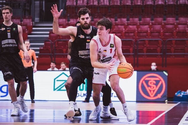 ProA: 10. Spieltag - Artland Dragons vs. Science City Jena, 16.02.2021 Julius Wolf (Science City Jena, 10), Zachary Christopher Ensminger (Artland Dragons, 1); ProA: 10. Spieltag - Artland Dragons vs. Science City Jena am 16.02.2021 in Quakenbrueck (Artland Arena), Germany, Copyright: xBEAUTIFULxSPORTS Neddermannx