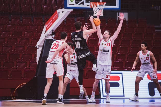 ProA: 10. Spieltag - Artland Dragons vs. Science City Jena, 16.02.2021 Julius Wolf (Science City Jena, 10), Jacob Knauf (Artland Dragons, 25), Robert Oehle (Artland Dragons, 31); ProA: 10. Spieltag - Artland Dragons vs. Science City Jena am 16.02.2021 in Quakenbrueck (Artland Arena), Germany, Copyright: xBEAUTIFULxSPORTS Neddermannx