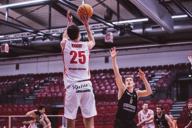 ProA: 10. Spieltag - Artland Dragons vs. Science City Jena, 16.02.2021 Jacob Knauf (Artland Dragons, 25), Robin Carl Lodders (Science City Jena, 11); ProA: 10. Spieltag - Artland Dragons vs. Science City Jena am 16.02.2021 in Quakenbrueck (Artland Arena), Germany, Copyright: xBEAUTIFULxSPORTS Neddermannx