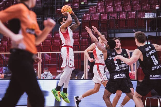 ProA: 10. Spieltag - Artland Dragons vs. Science City Jena, 16.02.2021 Gerel David Simmons (Artland Dragons, 11), Frederick Zamal Nixon (Science City Jena, 5); ProA: 10. Spieltag - Artland Dragons vs. Science City Jena am 16.02.2021 in Quakenbrueck (Artland Arena), Germany, Copyright: xBEAUTIFULxSPORTS Neddermannx