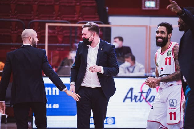 ProA: 10. Spieltag - Artland Dragons vs. Science City Jena, 16.02.2021 Tuna Isler (Artland Dragons, Head Coach), Marius Kroeger (Artland Dragons, Geschaeftsfuehrer), Gerel David Simmons (Artland Dragons, 11); ProA: 10. Spieltag - Artland Dragons vs. Science City Jena am 16.02.2021 in Quakenbrueck (Artland Arena), Germany, Copyright: xBEAUTIFULxSPORTS Neddermannx
