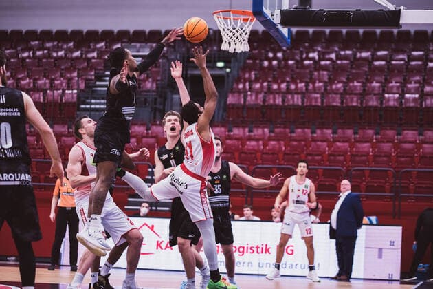 ProA: 10. Spieltag - Artland Dragons vs. Science City Jena, 16.02.2021 Kasey Jamal Hill (Science City Jena, 1), Gerel David Simmons (Artland Dragons, 11), Robin Carl Lodders (Science City Jena, 11); ProA: 10. Spieltag - Artland Dragons vs. Science City Jena am 16.02.2021 in Quakenbrueck (Artland Arena), Germany, Copyright: xBEAUTIFULxSPORTS Neddermannx