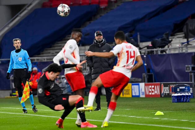 Bilder des Jahres 2021, Sport 02 Februar Sport Themen der Woche KW07 Sport Bilder des Tages Fussball, Herren, Saison 2020 2021, Champions League (Achtelfinale Hinspiel) in Budapest, RB Leipzig - FC Liverpool, Trainer Jürgen Klopp (M., FC Liverpool) beobachtet einen Zweikampf, 16.02. 2021, *** Football, Men, 2020 2021 season, Champions League Round of 16 first leg in Budapest, RB Leipzig FC Liverpool, coach Juergen Klopp M , FC Liverpool watches a duel, 16 02 2021, Copyright: xSzilviaxMichellerx xMatthiasxKochx