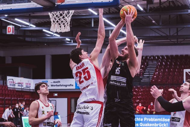 ProA: 10. Spieltag - Artland Dragons vs. Science City Jena, 16.02.2021 Jacob Knauf (Artland Dragons, 25), Stephan Haukohl (Science City Jena, 35); ProA: 10. Spieltag - Artland Dragons vs. Science City Jena am 16.02.2021 in Quakenbrueck (Artland Arena), Germany, Copyright: xBEAUTIFULxSPORTS Neddermannx