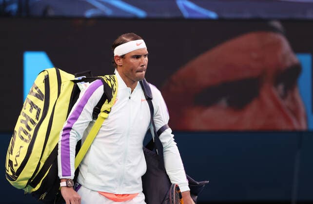 Sport Bilder des Tages (210217) -- MELBOURNE, Feb. 17, 2021 -- Rafael Nadal walks onto the court before the men s singles quarterfinal match between Rafael Nadal of Spain and Stefanos Tsitsipas of Greece at Australian Open in Melbourne Park, in Melbourne, Australia, on Feb. 17, 2021. ) (SP)AUSTRALIA-MELBOURNE-TENNIS-AUSTRALIAN OPEN-DAY 10 BaixXuefei 