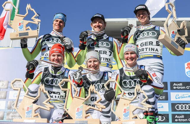Bilder des Jahres 2021, Sport 02 Februar Sport Themen der Woche KW07 ALPINE SKIING - FIS Ski WC Cortina D Ampezzo CORTINA D AMPEZZO,ITALY,17.FEB.21 - ALPINE SKIING - FIS Alpine World Ski Championships, parallel giant slalom, team event. Image shows 1st row Emma Aicher, Lena Duerr, Andrea Filser; 2nd row Alexander Schmid, Linus Strasser and Stefan Luitz (GER). Keywords: medal, trophy. GEPAxpictures xHaraldxSteiner