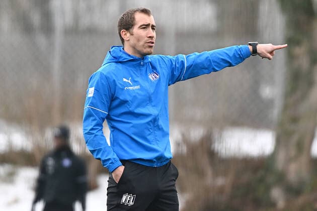 Fussball: 2. Bundesliga, Training vom VfL Osnabrück am 16.02.2021 im Sportpark Illoshöhe in Osnabrück. Florian Fulland (Interimstrainer VfL Osnabrück) gestikuliert. Osnabrück Sportpark Illoshöhe Niedersachsen Deutschland