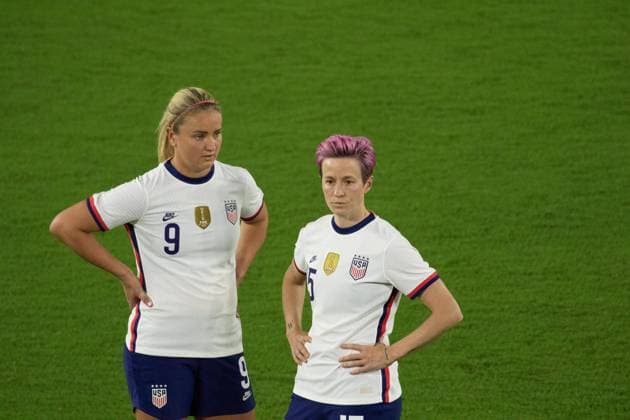 Sport Bilder des Tages Orlando, Florida, Feb 18th 2021: Megan Rapinoe ( 15 United States) and Lindsay Horan ( 9 United States) prepare to take a free kick during the She Believes Cup match between United States and Canada at Exploria Stadium in Orlando, Florida. Andrea Vilchez SPP She Believes Cup - United States v Canada 