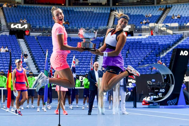 Bilder des Jahres 2021, Sport 02 Februar Sport Themen der Woche KW07 Sport Bilder des Tages TENNIS AUSTRALIAN OPEN, Elise Mertens of Belgium (left) and Aryna Sabalenka of Belarus jump into the air as they pose for photographs with the trophy after winning their Women s Doubles Finals match against Barbora Krejcikova of the Czech Republic and Katerina Siniakova of the Czech Republic on Day 12 of the Australian Open at Melbourne Park in Melbourne, Friday, February 19, 2021. ( NO ARCHIVING, EDITORIAL USE ONLY, NO USE IN BOOKS WITHOUT CONSENT MELBOURNE VIC AUSTRALIA  Copyright: xDEANxLEWINSx 20210219001521649450
