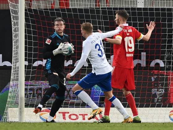 Fussball, Herren, Saison 2020 2021, 1. Bundesliga (21. Spieltag), 1. FC Union Berlin - FC Schalke 04 (0:0), v. l. Torwart Loris Karius (1. FC Union), Timo Becker (Schalke 04), Florian Hübner (1. FC Union), 13.02. 2021, *** Football, men, 2020 2021 season, 1 Bundesliga 21 matchday , 1 FC Union Berlin FC Schalke 04 0 0 , v l goalkeeper Loris Karius 1 FC Union , Timo Becker Schalke 04 , Florian Hübner 1 FC Union , 13 02 2021, Copyright: xMatthiasxKochx