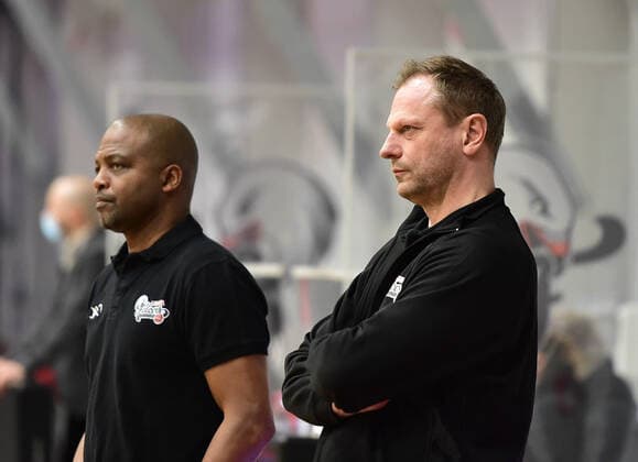 19.02.2021 - Basketball - Saison 2020 2021 - 2. Bundesliga Pro-A - 22. Spieltag: Nürnberg Falcons Basketball Club NBC - Kirchheim Knights - OGo - Derrick Taylor ( Co-Trainer Assistant-Coach Nürnberg Falcons BC NBC ) Ralph Junge ( Trainer Geschäftsführer Headcoach Nürnberg Falcons BC NBC ) vor Spielbeginn