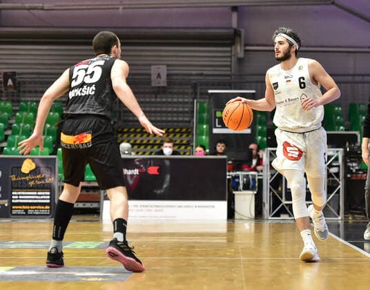 19.02.2021 - Basketball - Saison 2020 2021 - 2. Bundesliga Pro-A - 22. Spieltag: Nürnberg Falcons Basketball Club NBC - Kirchheim Knights - OGo - Karlo Miksic (55, Kirchheim Knights ) Martin Bogdanov (6, Nürnberg Falcons BC NBC )