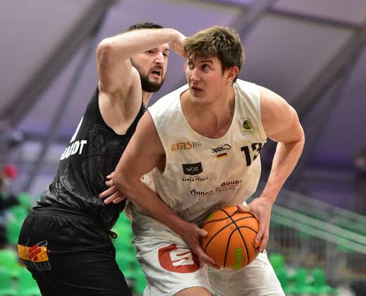 19.02.2021 - Basketball - Saison 2020 2021 - 2. Bundesliga Pro-A - 22. Spieltag: Nürnberg Falcons Basketball Club NBC - Kirchheim Knights - OGo - Andreas Kronhardt (47, Kirchheim Knights ) Jonathan Maier (13, Nürnberg Falcons BC NBC )