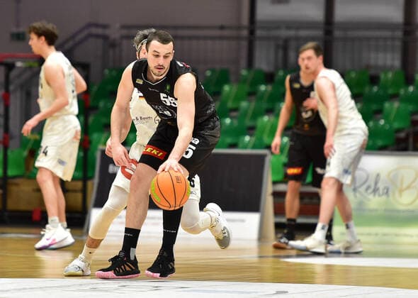 19.02.2021 - Basketball - Saison 2020 2021 - 2. Bundesliga Pro-A - 22. Spieltag: Nürnberg Falcons Basketball Club NBC - Kirchheim Knights - OGo - Karlo Miksic (55, Kirchheim Knights ) Martin Bogdanov (6, Nürnberg Falcons BC NBC )