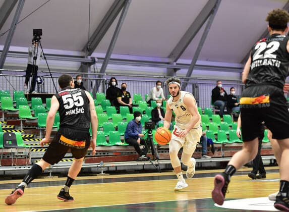 19.02.2021 - Basketball - Saison 2020 2021 - 2. Bundesliga Pro-A - 22. Spieltag: Nürnberg Falcons Basketball Club NBC - Kirchheim Knights - OGo - Karlo Miksic (55, Kirchheim Knights ) Martin Bogdanov (6, Nürnberg Falcons BC NBC )