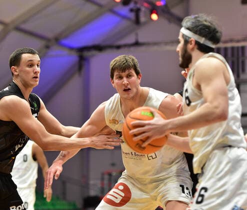 19.02.2021 - Basketball - Saison 2020 2021 - 2. Bundesliga Pro-A - 22. Spieltag: Nürnberg Falcons Basketball Club NBC - Kirchheim Knights - OGo - Jonathan Maier (13, Nürnberg Falcons BC NBC ) Martin Bogdanov (6, Nürnberg Falcons BC NBC )