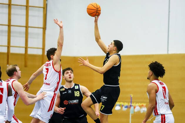 Basketball I Herren I Saison 2020 2021 I Barmer 2. Bundesliga ProB I 16. Spieltag I ETV Hamburg - SSV LOK Bernau I 19.02.2021 Vidmantas Uzkuraitis (7, ETV Hamburg), Evans Rapieque (7, SSV LOK Bernau) Hamburg Sporthalle ETV Hohen Weide Hamburg Deutschland Copyright: xLobeca RalfxHomburgx