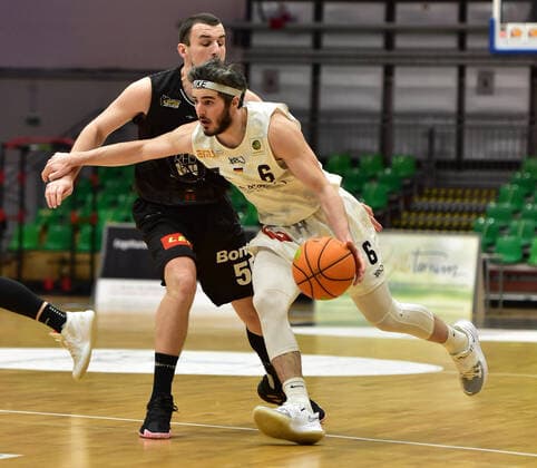 19.02.2021 - Basketball - Saison 2020 2021 - 2. Bundesliga Pro-A - 22. Spieltag: Nürnberg Falcons Basketball Club NBC - Kirchheim Knights - OGo - Karlo Miksic (55, Kirchheim Knights ) Martin Bogdanov (6, Nürnberg Falcons BC NBC )