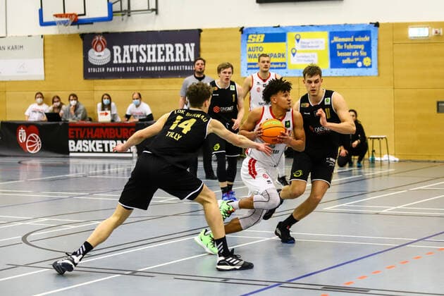 Basketball I Herren I Saison 2020 2021 I Barmer 2. Bundesliga ProB I 16. Spieltag I ETV Hamburg - SSV LOK Bernau I 19.02.2021 Christoph Tilly (14, SSV LOK Bernau) Mubarak Salami (17, ETV Hamburg), Lorenz Brenneke (11, SSV LOK Bernau) Hamburg Sporthalle ETV Hohen Weide Hamburg Deutschland Copyright: xLobeca RalfxHomburgx