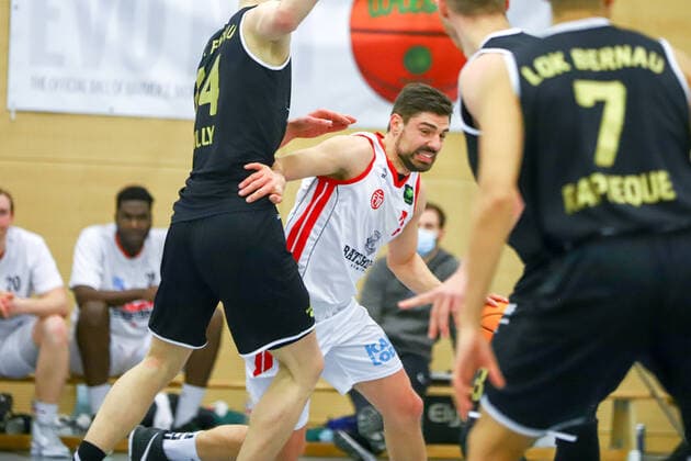 Basketball I Herren I Saison 2020 2021 I Barmer 2. Bundesliga ProB I 16. Spieltag I ETV Hamburg - SSV LOK Bernau I 19.02.2021 Christoph Tilly (14, SSV LOK Bernau) Vidmantas Uzkuraitis (7, ETV Hamburg), Hamburg Sporthalle ETV Hohen Weide Hamburg Deutschland Copyright: xLobeca RalfxHomburgx