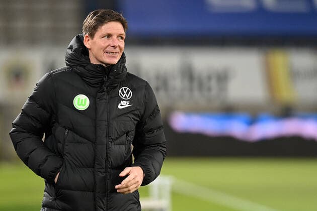 Bielefeld, Schueco Arena, 19.02.21, GER, Herren, 1.Bundesliga, Saison 2020-2021, DSC Arminia Bielefeld - VfL Wolfsburg Bild: Trainer Oliver Glasner (Wolfsburg) Nur fuer journalistische Zwecke! Only for editorial use! Gemaess den Vorgaben der DFL Deutsche Fußball Liga ist es untersagt, in dem Stadion und oder vom Spiel angefertigte Fotoaufnahmen in Form von Sequenzbildern und oder videoaehnlichen Fotostrecken zu verwerten bzw. verwerten zu lassen. DFL regulations prohibit any use of photographs as image sequences and or quasi-video. Nordrhein-Westfalen Deutschland