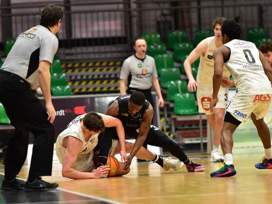19.02.2021 - Basketball - Saison 2020 2021 - 2. Bundesliga Pro-A - 22. Spieltag: Nürnberg Falcons Basketball Club NBC - Kirchheim Knights - OGo - Jonathan Maier (13, Nürnberg Falcons BC NBC ) Richard Lawrence Williams Jr (3, Kirchheim Knights )
